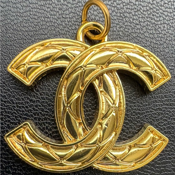 Beautiful CC Gold Tone Zipper Pull! - Picture 1 of 5